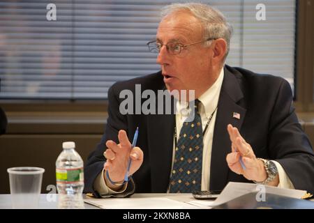Flooding Hurricane/Tropical Storm - Neptune, N. J. , 16. Nov. 2011 William J. Marshall, Assistant Vice-President of Government and Military Relations, New Jersey's Science and Technology University, stellt während einer Präsentation des FEMA Federal Coordinating Officer FCO William Vogel, Im Anschluss an eine Tour für Partner aus dem privaten Sektor im Joint Field Office (JFO) der FEMA in Neptune. Unter der Leitung von Susan Langhoff, FEMA Assistant External Affairs Officer für den Privatsektor, besuchten Führungskräfte und Mitglieder des New Jersey Privatsektors den FEMA JFO in Neptune. Hurrikan Irene Aus New Jersey. Fotos Rela Stockfoto