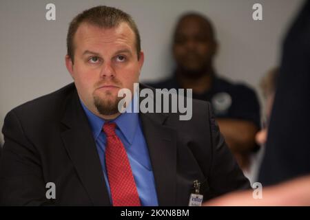 Flooding Hurricane/Tropical Storm - Neptune, N. J. , 16. November 2011 Chris Quackenbush, Thunderbird District Executive, Monmouth Council, Boy Scouts of America, hört sich eine Präsentation des FEMA Federal Coordinating Officer FCO William Vogel an, während einer Tour für Partner aus dem privaten Sektor im Joint Field Office (JFO) der FEMA in Neptune. Unter der Leitung von Susan Langhoff, FEMA Assistant External Affairs Officer für den Privatsektor, besuchten Führungskräfte und Mitglieder des New Jersey Privatsektors den FEMA JFO in Neptune. Hurrikan Irene Aus New Jersey. Fotos zu Katastrophen und Notfallmanagementprogrammen, AC Stockfoto