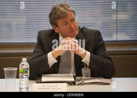 Flooding Hurricane/Tropical Storm - Neptune, N. J. , 16. Nov. 2011 Lester C. Hauck, Director of Facilities Management for Operations, Monmouth University, hört sich eine Präsentation des FEMA Federal Coordinating Officer FCO William Vogel während einer Tour für Partner aus dem privaten Sektor im Joint Field Office (JFO) der FEMA in Neptune an. Unter der Leitung von Susan Langhoff, FEMA Assistant External Affairs Officer für den Privatsektor, besuchten Führungskräfte und Mitglieder des New Jersey Privatsektors den FEMA JFO in Neptune. Die FEMA fördert die Beteiligung des Privatsektors vor und nach einer Katastrophe. Hurrikan In New Jersey Stockfoto