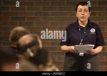 Flooding Hurricane/Tropical Storm - Neptune, N. J. , 16. Nov. 2011 JoAnn Chin, Leiter der FEMA Planning Section, spricht bei einer Präsentation des FEMA Federal Coordinating Officer FCO William Vogel für Partner aus dem privaten Sektor im Joint Field Office (JFO) der FEMA in Neptune mit Führungskräften des privaten Sektors. Unter der Leitung von Susan Langhoff, FEMA Assistant External Affairs Officer für den Privatsektor, besuchten Führungskräfte und Mitglieder des New Jersey Privatsektors den FEMA JFO in Neptune. Die FEMA fördert die Beteiligung des Privatsektors vor und nach einer Katastrophe. Hurrikan Irene Aus New Jersey. Fotos Rela Stockfoto