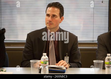 Überschwemmung Hurrikan/Tropical Storm - Neptun, N. J. , 16. November 2011 Dean Volpe, Captain der Polizei, Monmouth University, hört eine Präsentation des FEMA Federal Coordinating Officer FCO William Vogel während einer Tour für Partner aus dem privaten Sektor im Joint Field Office (JFO) der FEMA in Neptune. Unter der Leitung von Susan Langhoff, FEMA Assistant External Affairs Officer für den Privatsektor, besuchten Führungskräfte und Mitglieder des New Jersey Privatsektors den FEMA JFO in Neptune. Die FEMA fördert die Beteiligung des Privatsektors vor und nach einer Katastrophe. Hurrikan Irene Aus New Jersey. Fotos von Disa Stockfoto