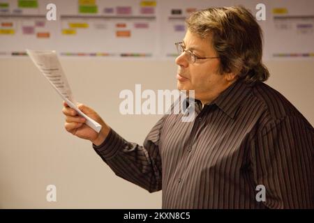 Flooding Hurricane/Tropical Storm - Neptune, N. J., 16. November 2011 Michael Cosbar, FEMA Individual Assistance Lead, spricht mit Führungskräften des privaten Sektors während einer Präsentation, die vom FEMA Federal Coordinating Officer FCO William Vogel für Partner des privaten Sektors im Joint Field Office (JFO) der FEMA in Neptune moderiert wird. Unter der Leitung von Susan Langhoff, FEMA Assistant External Affairs Officer für den Privatsektor, besuchten Führungskräfte und Mitglieder des New Jersey Privatsektors den FEMA JFO in Neptune. Hurrikan Irene Aus New Jersey. Fotos zu Katastrophen und Notfallmanagementprogrammen, -Aktivitäten und -Offici Stockfoto