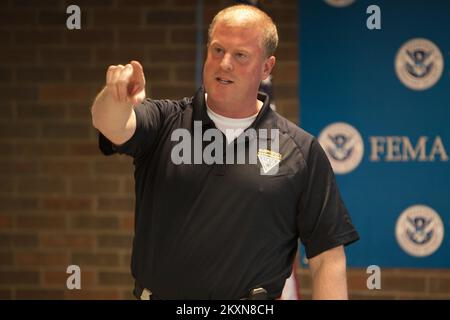 Flutkatastrophe/Tropical Storm - Neptune, N. J. , 16. November 2011 Sgt. Patrick Gorman, Operations Officer, New Jersey Office of Emergency Management, Beantwortet eine Frage während einer Präsentation, die vom FEMA Federal Coordinating Officer FCO William Vogel für Partner aus dem privaten Sektor während einer Tour durch das Joint Field Office (JFO) der FEMA in Neptune moderiert wurde. Unter der Leitung von Susan Langhoff, FEMA Assistant External Affairs Officer für den Privatsektor, besuchten Führungskräfte und Mitglieder des New Jersey Privatsektors den FEMA JFO in Neptune. Hurrikan Irene Aus New Jersey. Fotografien zu Katastrophen und Notfallmanagement Stockfoto