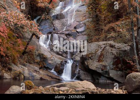 Cascada en la ruta de Las Nogaledas, Cáceres, España, con los colores rojizos del otoño Stockfoto