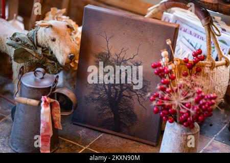 Kunstwerke und dekorative Objekte in einem Landhaus in England Stockfoto