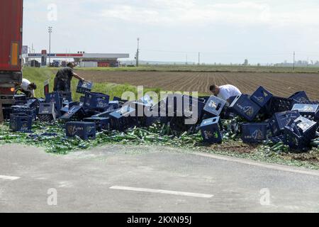 Am 29. April 2021 wurde im Kreisverkehr der Cepin-Umgehungsstraße in Osijek, Kroatien, ein LKW mit Bier ohne Teil der Ladung zurückgelassen. Auf dem Weg zum Autobahneingang fielen Kisten voller Bier aus dem Truck. Foto: Dubravka Petric/PIXSELL Stockfoto