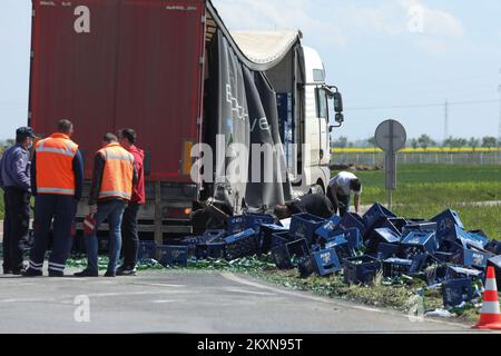 Am 29. April 2021 wurde im Kreisverkehr der Cepin-Umgehungsstraße in Osijek, Kroatien, ein LKW mit Bier ohne Teil der Ladung zurückgelassen. Auf dem Weg zum Autobahneingang fielen Kisten voller Bier aus dem Truck. Foto: Dubravka Petric/PIXSELL Stockfoto
