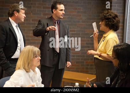 Überschwemmung Hurrikan/Tropischer Sturm - Neptune, N. J. , 16. Nov. 2011 Lester C. Hauck, Director of Facilities Management for Operations, Monmouth University (hinten links), und Dean Volpe, Captain of Police, Monmouth University (hinten rechts), sprechen mit Phyllis Deroian, FEMA External Affairs Officer (hinten rechts), während Susan Langhoff, Assistant External Officer for Private Sector (vorne links) spricht mit Sandra May, Senior Media Representative, Atlantic City Electric (vorne rechts) nach einer Präsentation des FEMA Federal Coordinating Officer FCO William Vogel, während einer Tour für Partner aus dem privaten Sektor Stockfoto