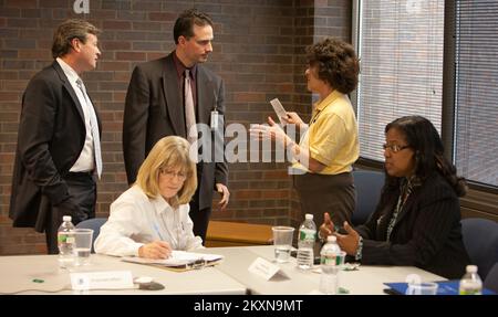 Überschwemmung Hurrikan/Tropischer Sturm - Neptune, N. J. , 16. Nov. 2011 Lester C. Hauck, Director of Facilities Management for Operations, Monmouth University (hinten links), und Dean Volpe, Captain of Police, Monmouth University (hinten rechts), sprechen mit Phyllis Deroian, FEMA External Affairs Officer (hinten rechts), während Susan Langhoff, Assistant External Officer for Private Sector (vorne links) spricht mit Sandra May, Senior Media Representative, Atlantic City Electric (vorne rechts) nach einer Präsentation des FEMA Federal Coordinating Officer FCO William Vogel, während einer Tour für Partner aus dem privaten Sektor Stockfoto
