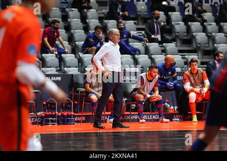 Barca Cheftrainer Andreu Plaza schaut beim Halbfinalspiel der UEFA Futsal Champions League zwischen Barca und Kairat Almaty am SC Visnjik - Kresimir Cosic Hall in Zadar, Kroatien, am 1. Mai 2021 zu. Foto: Marko Dimic/PIXSELL Stockfoto