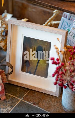 Kunstwerke und dekorative Objekte in einem Landhaus in England Stockfoto