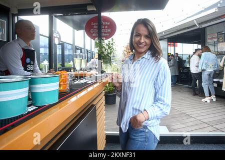 Am 13. Mai werden Menschen im Dachrestaurant Lateral in der Strojarska-Straße in Zagreb, Kroatien, gesehen. Die unabhängige Vereinigung der Caterer organisierte in Zusammenarbeit mit der nationalen Zentrale für Katastrophenschutz und dem kroatischen Institut für öffentliche Gesundheit das erste Pilotprojekt - ein Abendessen ohne epidemiologische Maßnahmen. Personen, die zwei Dosen des Impfstoffes erhalten haben, die sich innerhalb von 180 Tagen von Covid erholt haben, oder Personen, bei denen ein negativer PCR-Test oder Antigen-Schnelltest nicht älter als 48 Stunden ist, nehmen an einem Abendessen Teil. Eine Woche nach der Veranstaltung werden die Teilnehmer mittels PCR-Tests und IF i getestet Stockfoto