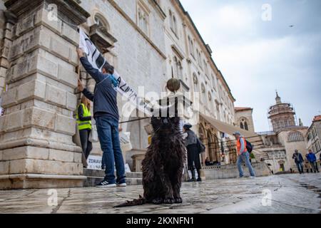 Mehrere Bürger versammelten sich am 15. Mai 2021 bei der World Wide Rally for Freedom auf Stradun in Dubrovnik, Kroatien. ˜Protest sprach von der Unveräußerlichkeit der Grundrechte und dem Widerstand gegen die Verhängung restriktiver Maßnahmen â€ zur Verhinderung der Ausbreitung von coronavirusâ€™. Foto: Grgo Jelavic/PIXSELL Stockfoto