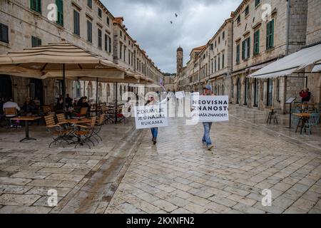 Mehrere Bürger versammelten sich am 15. Mai 2021 bei der World Wide Rally for Freedom auf Stradun in Dubrovnik, Kroatien. ˜Protest sprach von der Unveräußerlichkeit der Grundrechte und dem Widerstand gegen die Verhängung restriktiver Maßnahmen â€ zur Verhinderung der Ausbreitung von coronavirusâ€™. Foto: Grgo Jelavic/PIXSELL Stockfoto