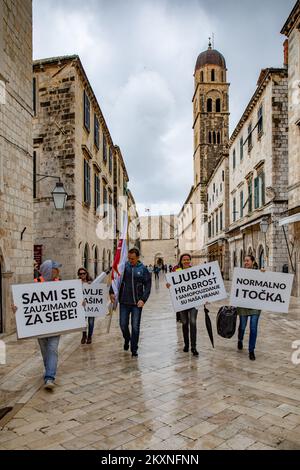 Mehrere Bürger versammelten sich am 15. Mai 2021 bei der World Wide Rally for Freedom auf Stradun in Dubrovnik, Kroatien. ˜Protest sprach von der Unveräußerlichkeit der Grundrechte und dem Widerstand gegen die Verhängung restriktiver Maßnahmen â€ zur Verhinderung der Ausbreitung von coronavirusâ€™. Foto: Grgo Jelavic/PIXSELL Stockfoto