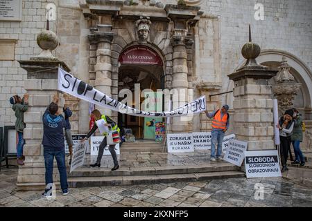 Mehrere Bürger versammelten sich am 15. Mai 2021 bei der World Wide Rally for Freedom auf Stradun in Dubrovnik, Kroatien. ˜Protest sprach von der Unveräußerlichkeit der Grundrechte und dem Widerstand gegen die Verhängung restriktiver Maßnahmen â€ zur Verhinderung der Ausbreitung von coronavirusâ€™. Foto: Grgo Jelavic/PIXSELL Stockfoto