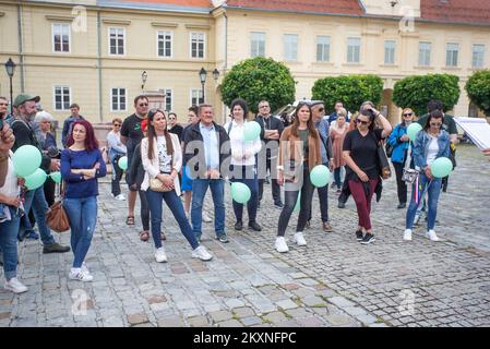 Mehrere Bürger versammelten sich am 15. Mai 2021 bei der World Wide Rally for Freedom in Osijek, Kroatien. Die Bürger protestierten unter dem Vorwand des Schutzes vor Krankheiten, eines ungetesteten Impfstoffs und der Einführung von Covid-Pässen gegen repressive politische Maßnahmen. Foto: Davor Javorovic/PIXSELL Stockfoto