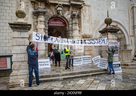 Mehrere Bürger versammelten sich am 15. Mai 2021 bei der World Wide Rally for Freedom auf Stradun in Dubrovnik, Kroatien. ˜Protest sprach von der Unveräußerlichkeit der Grundrechte und dem Widerstand gegen die Verhängung restriktiver Maßnahmen â€ zur Verhinderung der Ausbreitung von coronavirusâ€™. Foto: Grgo Jelavic/PIXSELL Stockfoto