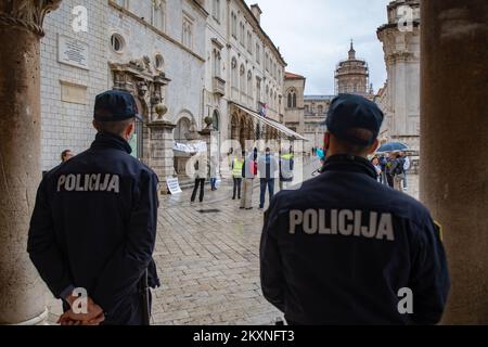 Mehrere Bürger versammelten sich am 15. Mai 2021 bei der World Wide Rally for Freedom auf Stradun in Dubrovnik, Kroatien. ˜Protest sprach von der Unveräußerlichkeit der Grundrechte und dem Widerstand gegen die Verhängung restriktiver Maßnahmen â€ zur Verhinderung der Ausbreitung von coronavirusâ€™. Foto: Grgo Jelavic/PIXSELL Stockfoto