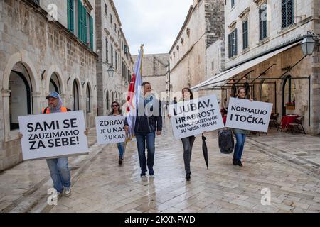 Mehrere Bürger versammelten sich am 15. Mai 2021 bei der World Wide Rally for Freedom auf Stradun in Dubrovnik, Kroatien. ˜Protest sprach von der Unveräußerlichkeit der Grundrechte und dem Widerstand gegen die Verhängung restriktiver Maßnahmen â€ zur Verhinderung der Ausbreitung von coronavirusâ€™. Foto: Grgo Jelavic/PIXSELL Stockfoto