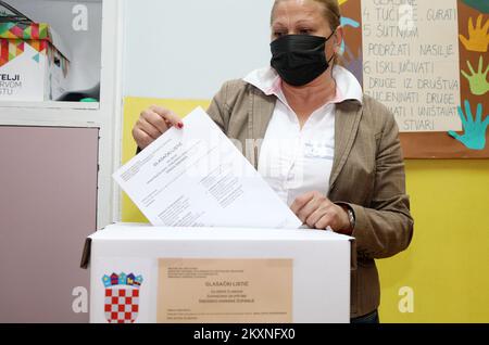 Bürger werden bei Kommunalwahlen gesehen. In Sibenik wurden Wahllokale eröffnet, um die Stadt- und Bezirksbehörden für die nächsten vier Jahre zu wählen. In Sibenik, am 16. Mai 2021. Foto: Dusko Jaramaz/PIXSELL Stockfoto