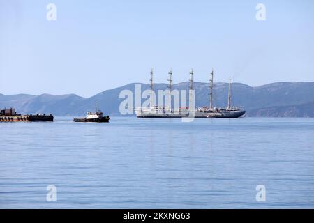 Das weltweit größte quadratische Schiff Golden Horizon führt am 18. Mai 2021 eine Rettungsübung in der Kvarner Bay durch. Das Luxusschiff, ursprünglich Flying Clipper genannt, wurde von der Brodosplit Werft in Split, Kroatien, für Star Clippers Ltd., Schweden, gebaut. Aufgrund eines Rechtsstreits mit der Werft wurde sie nie an Star Clippers ausgeliefert. Stattdessen wurde sie von Tradewind Voyages aus Suffolk gechartert und in Golden Horizon umbenannt, aber das Eigentum verbleibt bei der Brodosplit Werft. Golden Horizon ist eine Nachbildung einer 5-Masten-Barque aus dem Jahr 1913 und wird von seinen 35 Segeln angetrieben Stockfoto