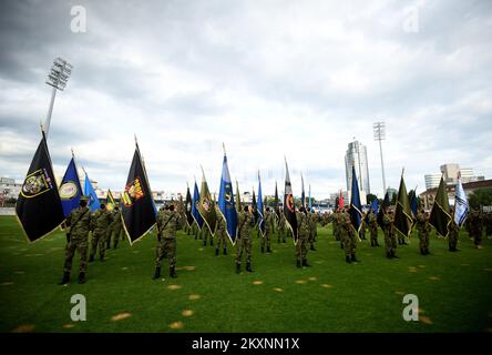 Ein Mitglied der kroatischen Armee wird bei einer Parade der kroatischen Streitkräfte anlässlich des 30.. Jahrestages der Streitkräfte im Stadion in der Kranjceviceva Street, Zagreb, Kroatien, am 28. Mai 2021 gesehen. Der Tag ist am 28. Mai in Erinnerung an die erste Parade des Vorgängers der Armee, der Nationalgarde, die am 28. Mai 1991 im Stadion von Zagreb in der Kranjceviceva Straße stattfand. Etwa 800 Soldaten und Polizisten nahmen an der Militärparade Teil, ebenso wie Ehrenwachen und die Sinj-Alka-Gesellschaft. Foto: Marko Lukunic/PIXSELL Stockfoto