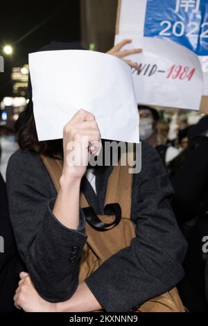 Tokio, Japan. 30.. November 2022. Tokyoiten, Hong Kongers, Taiwanesen, Uiguren und chinesische Dissidenten protestieren außerhalb des Bahnhofs Shinjuku gegen Präsident Xi Jingping und die drakonische Null-COVID-Politik der Kommunistischen Partei Chinas (KPCh) nach einem Brand in einer ÃœrÃ¼mqi, Hauptstadt der Autonomen Region Xinjiang Uigur, bei einem Hochhaus kamen 10 Menschen ums Leben. (Kreditbild: © Taidgh Barron/ZUMA Press Wire) Kredit: ZUMA Press, Inc./Alamy Live News Stockfoto