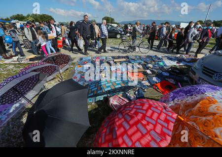 Besucher des Hrelic-Flohmarkts in Zagreb, Kroatien, am 30. Mai 2021. Nach mehr als 6 Monaten Schließung aufgrund der COVID-19-Pandemie wurde die berühmte â€œHrelicâ€ Zagrebs heute wieder eröffnet Foto: Zeljko Lukunic/PIXSELL Stockfoto