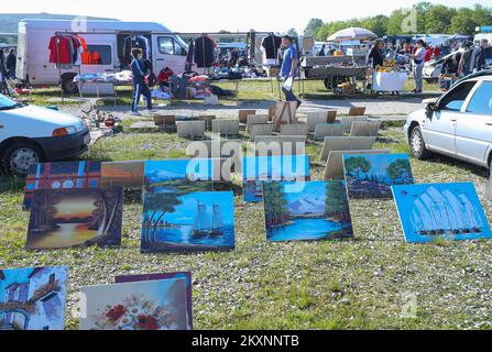 Besucher des Hrelic-Flohmarkts in Zagreb, Kroatien, am 30. Mai 2021. Nach mehr als 6 Monaten Schließung aufgrund der COVID-19-Pandemie wurde die berühmte â€œHrelicâ€ Zagrebs heute wieder eröffnet Foto: Zeljko Lukunic/PIXSELL Stockfoto