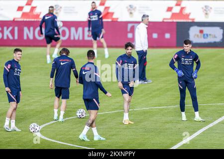 Die kroatischen Fußballspieler Sime Vrsaljko und Dominik Livakovic werden beim Training der kroatischen Nationalmannschaft vor dem Freundschaftsspiel gegen Armenien gesehen. Am 31. Mai 2021 in Velika Gorica, Kroatien. Foto: Slavko Midzor/PIXSELL Stockfoto