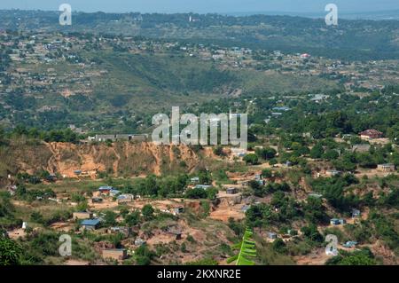 Hügel um Kinshasa, Demokratische Republik Kongo. Die Auswirkungen der Erosion sind im Vordergrund deutlich zu erkennen. Stockfoto