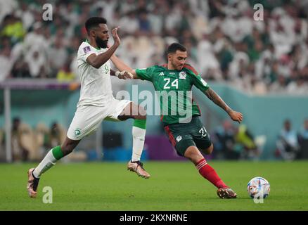 Saudi-Arabiens Firas Al-Buraikan (links) und Mexikos Luis Chavez kämpfen beim FIFA-Weltmeisterschaftsspiel Gruppe C im Lusail-Stadion in Lusail, Katar, um den Ball. Bilddatum: Mittwoch, 30. November 2022. Stockfoto