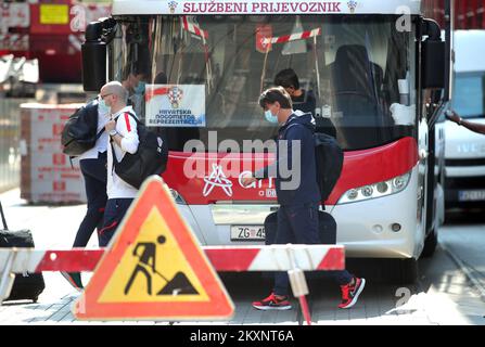 Der kroatische Nationalfußballtrainer Zlatko Dalic wurde am 5. Juni 2021 vor einem Bus gesehen, der vor dem Capital Hotel in Zagreb, Kroatien, geparkt hat. Die kroatische Fußballnationalmannschaft reiste im Rahmen der Vorbereitungen FÜR DIE EURO 2020 nach Brüssel, um das Spiel gegen Belgien zu gewinnen. Foto: Sanjin Strukic/PIXSELL Stockfoto