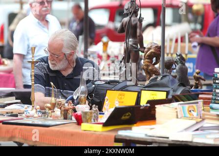 Der Markt auf dem British Square, der allgemein als „kleiner Markt“ bezeichnet wird, ist am 6. Juni 2021 in Zagreb, Kroatien, zu einem berühmten Treffpunkt für Liebhaber von Antiquitäten und ihren Sammlern geworden. Der Sonntagmorgen ist wegen seiner großen Auswahl an Antiquitäten und alten Kunstwerken beliebt. Foto: Sanjin Strukic/PIXSELL Stockfoto