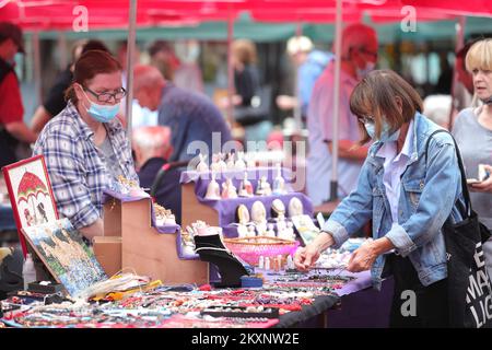 Der Markt auf dem British Square, der allgemein als „kleiner Markt“ bezeichnet wird, ist am 6. Juni 2021 in Zagreb, Kroatien, zu einem berühmten Treffpunkt für Liebhaber von Antiquitäten und ihren Sammlern geworden. Der Sonntagmorgen ist wegen seiner großen Auswahl an Antiquitäten und alten Kunstwerken beliebt. Foto: Sanjin Strukic/PIXSELL Stockfoto