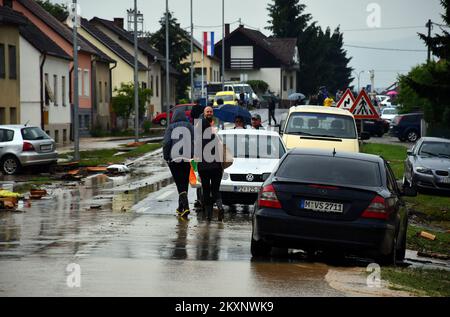 Der Sturm überflutete die Siedlung Vidovci, die sich am 6. Juni 2021 in der Stadt Pozega, Kroatien, befindet. Die Gegend um Pozega wurde nach starkem Regen, der am Nachmittag fiel, überflutet. Foto: Ivica Galovic/PIXSELL Stockfoto