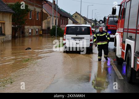 Der Sturm überflutete die Siedlung Vidovci, die sich am 6. Juni 2021 in der Stadt Pozega, Kroatien, befindet. Die Gegend um Pozega wurde nach starkem Regen, der am Nachmittag fiel, überflutet. Foto: Ivica Galovic/PIXSELL Stockfoto