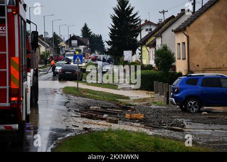 Der Sturm überflutete die Siedlung Vidovci, die sich am 6. Juni 2021 in der Stadt Pozega, Kroatien, befindet. Die Gegend um Pozega wurde nach starkem Regen, der am Nachmittag fiel, überflutet. Foto: Ivica Galovic/PIXSELL Stockfoto