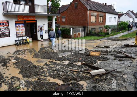 Der Sturm überflutete die Siedlung Vidovci, die sich am 6. Juni 2021 in der Stadt Pozega, Kroatien, befindet. Die Gegend um Pozega wurde nach starkem Regen, der am Nachmittag fiel, überflutet. Foto: Ivica Galovic/PIXSELL Stockfoto