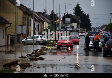 Der Sturm überflutete die Siedlung Vidovci, die sich am 6. Juni 2021 in der Stadt Pozega, Kroatien, befindet. Die Gegend um Pozega wurde nach starkem Regen, der am Nachmittag fiel, überflutet. Foto: Ivica Galovic/PIXSELL Stockfoto