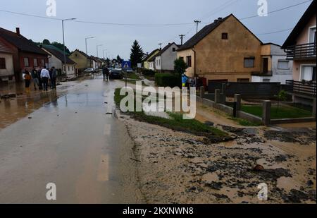 Der Sturm überflutete die Siedlung Vidovci, die sich am 6. Juni 2021 in der Stadt Pozega, Kroatien, befindet. Die Gegend um Pozega wurde nach starkem Regen, der am Nachmittag fiel, überflutet. Foto: Ivica Galovic/PIXSELL Stockfoto