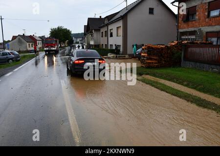 Der Sturm überflutete die Siedlung Vidovci, die sich am 6. Juni 2021 in der Stadt Pozega, Kroatien, befindet. Die Gegend um Pozega wurde nach starkem Regen, der am Nachmittag fiel, überflutet. Foto: Ivica Galovic/PIXSELL Stockfoto