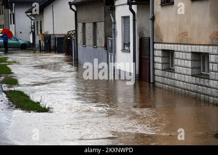 Der Sturm überflutete die Siedlung Vidovci, die sich am 6. Juni 2021 in der Stadt Pozega, Kroatien, befindet. Die Gegend um Pozega wurde nach starkem Regen, der am Nachmittag fiel, überflutet. Foto: Ivica Galovic/PIXSELL Stockfoto