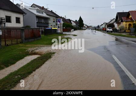 Der Sturm überflutete die Siedlung Vidovci, die sich am 6. Juni 2021 in der Stadt Pozega, Kroatien, befindet. Die Gegend um Pozega wurde nach starkem Regen, der am Nachmittag fiel, überflutet. Foto: Ivica Galovic/PIXSELL Stockfoto