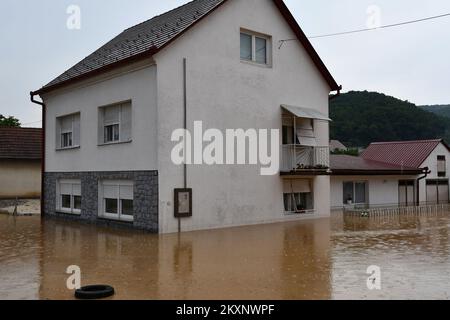 Der Sturm überflutete die Siedlung Vidovci, die sich am 6. Juni 2021 in der Stadt Pozega, Kroatien, befindet. Die Gegend um Pozega wurde nach starkem Regen, der am Nachmittag fiel, überflutet. Foto: Ivica Galovic/PIXSELL Stockfoto