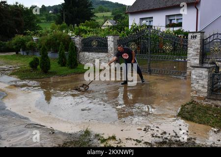 Der Sturm überflutete die Siedlung Vidovci, die sich am 6. Juni 2021 in der Stadt Pozega, Kroatien, befindet. Die Gegend um Pozega wurde nach starkem Regen, der am Nachmittag fiel, überflutet. Foto: Ivica Galovic/PIXSELL Stockfoto