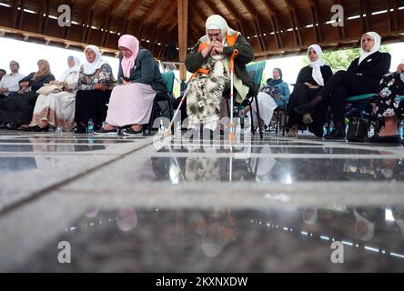 Mütter von Srebrenica folgen dem Urteil gegen Ratko Mladic in Potocari, Bosnien und Herzegowina am 8. Juni 2021.der Befehlshaber, der bosnische Serbe, der ehemalige General Ratko Mladic, wurde 2017 wegen Völkermordes, Verbrechen gegen die Menschlichkeit und Kriegsverbrechen verurteilt. Er wurde zu lebenslanger Haft verurteilt. Am Dienstag Dieses Urteil wurde vom Internationalen Strafgerichtshof für das ehemalige Jugoslawien in Den Haag bestätigt, der einem der dunkelsten Kapitel der modernen europäischen Geschichte nahe kam und einen Rechtsstreit beendete, der bis 1995 zurückreichte, als Mladic zum ersten Mal angeklagt wurde.Jetzt 79 hat Mladic es immer getan Stockfoto