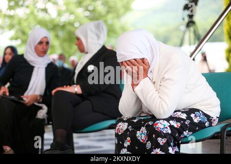 Mütter von Srebrenica folgen dem Urteil gegen Ratko Mladic in Potocari, Bosnien und Herzegowina am 8. Juni 2021.der Befehlshaber, der bosnische Serbe, der ehemalige General Ratko Mladic, wurde 2017 wegen Völkermordes, Verbrechen gegen die Menschlichkeit und Kriegsverbrechen verurteilt. Er wurde zu lebenslanger Haft verurteilt. Am Dienstag Dieses Urteil wurde vom Internationalen Strafgerichtshof für das ehemalige Jugoslawien in Den Haag bestätigt, der einem der dunkelsten Kapitel der modernen europäischen Geschichte nahe kam und einen Rechtsstreit beendete, der bis 1995 zurückreichte, als Mladic zum ersten Mal angeklagt wurde.Jetzt 79 hat Mladic es immer getan Stockfoto