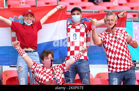 Vor dem Spiel der UEFA Euro 2020 Championship Group D zwischen England und Kroatien am 13. Juni 2021 in London, Großbritannien, werden kroatische Fußballfans im Wembley-Stadion gesehen. Foto: Luka Stanzl/PIXSELL Stockfoto